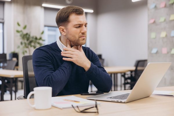 Chrypka – przyczyny, objawy i domowe sposoby na chrypkę